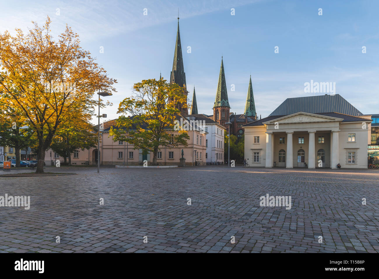 Germania, Bassa Sassonia, Oldenburg, città vecchia, Scloosplatz e San Lamberti chiesa Foto Stock