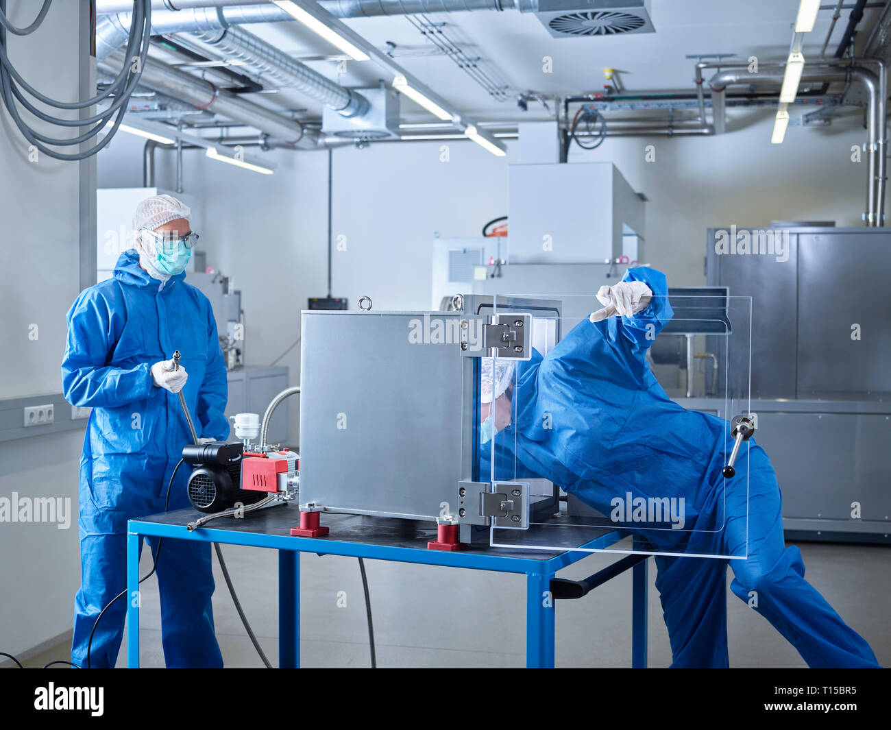 Chimici che lavorano nel laboratorio industriale clean room Foto Stock