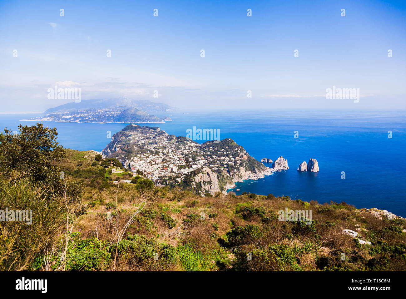 L'Italia, Campania, Capri, Anacapri, Faraglioni, vista dal Monte Solaro Foto Stock