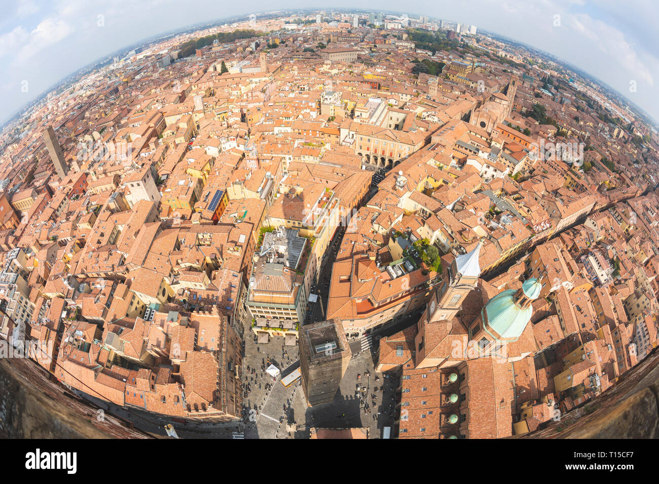L'Italia, Bologna, cityscape visto con lente fish-eye dal di sopra Foto Stock
