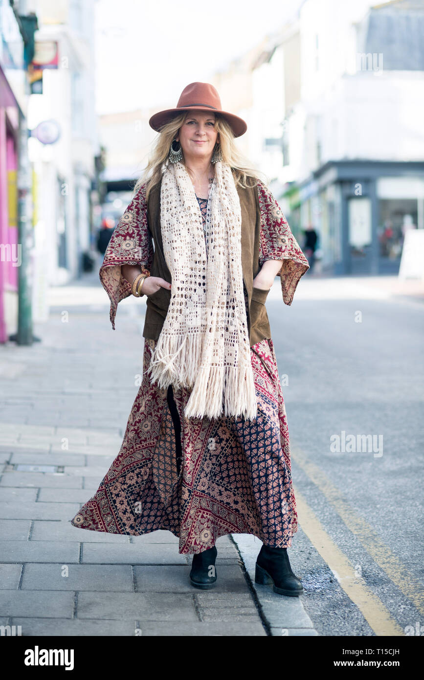 Brighton North Laine di seconda mano vintage moda abbigliamento negozianti  stand in strada per avere il loro ritratto preso in un stile street fashion  Foto stock - Alamy