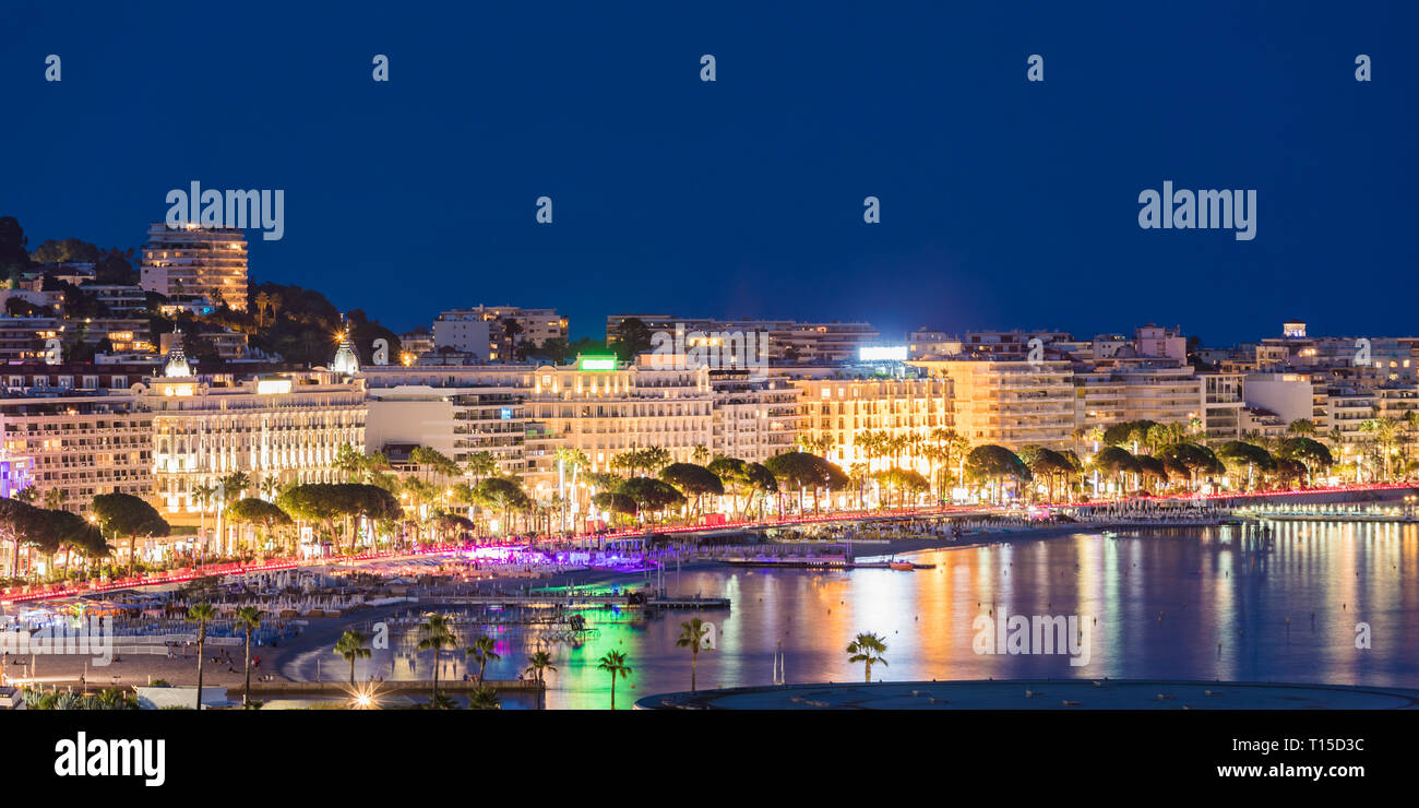 Francia, Provence-Alpes-Côte d'Azur, Cannes Croisette, Boulevard de la Croisette di sera Foto Stock