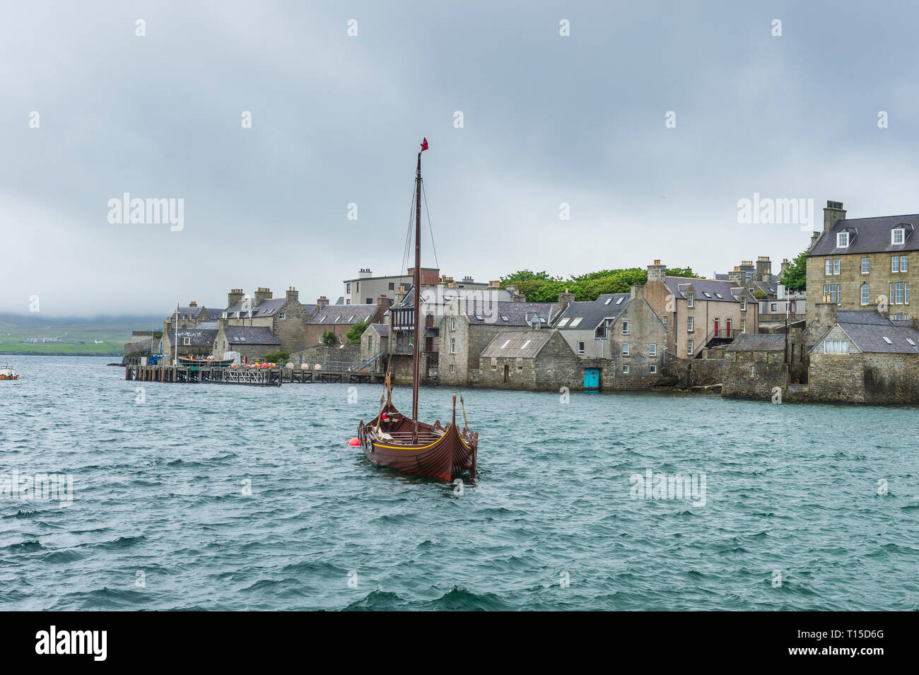 Regno Unito, Scozia, isole Shetland, Continentale, vecchia nave vichinga prima del lungomare di Lerwick Foto Stock