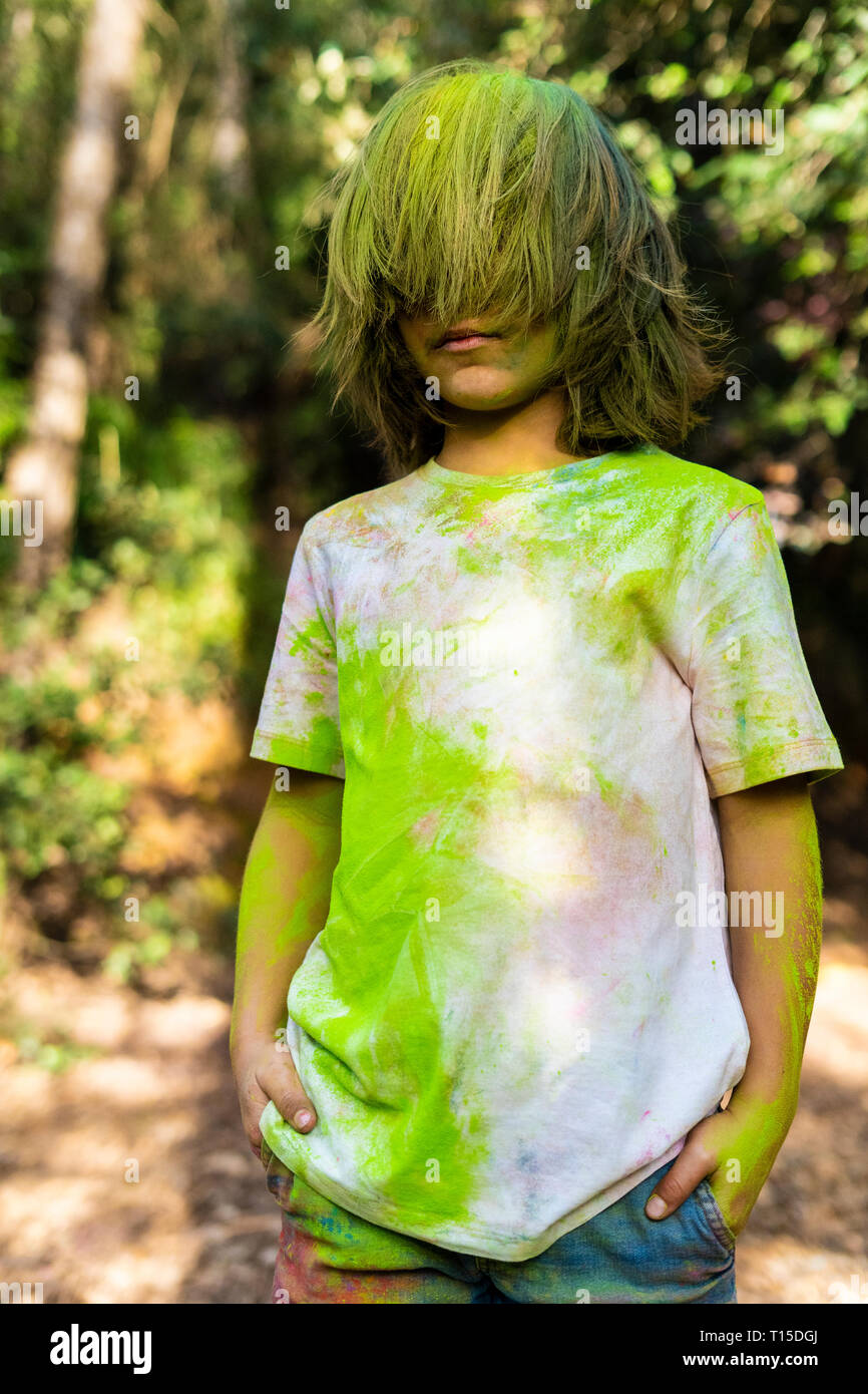 Ragazzo pieno di colorati vernice in polvere, celebrare Holi, Festival di colori Foto Stock