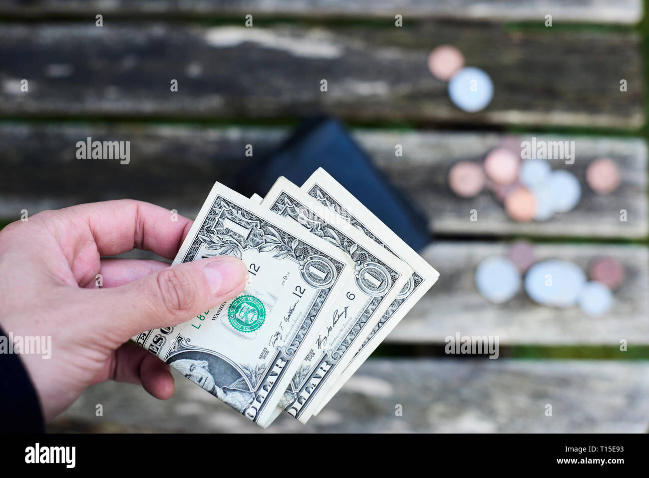Mano che tiene una le fatture del dollaro Foto Stock