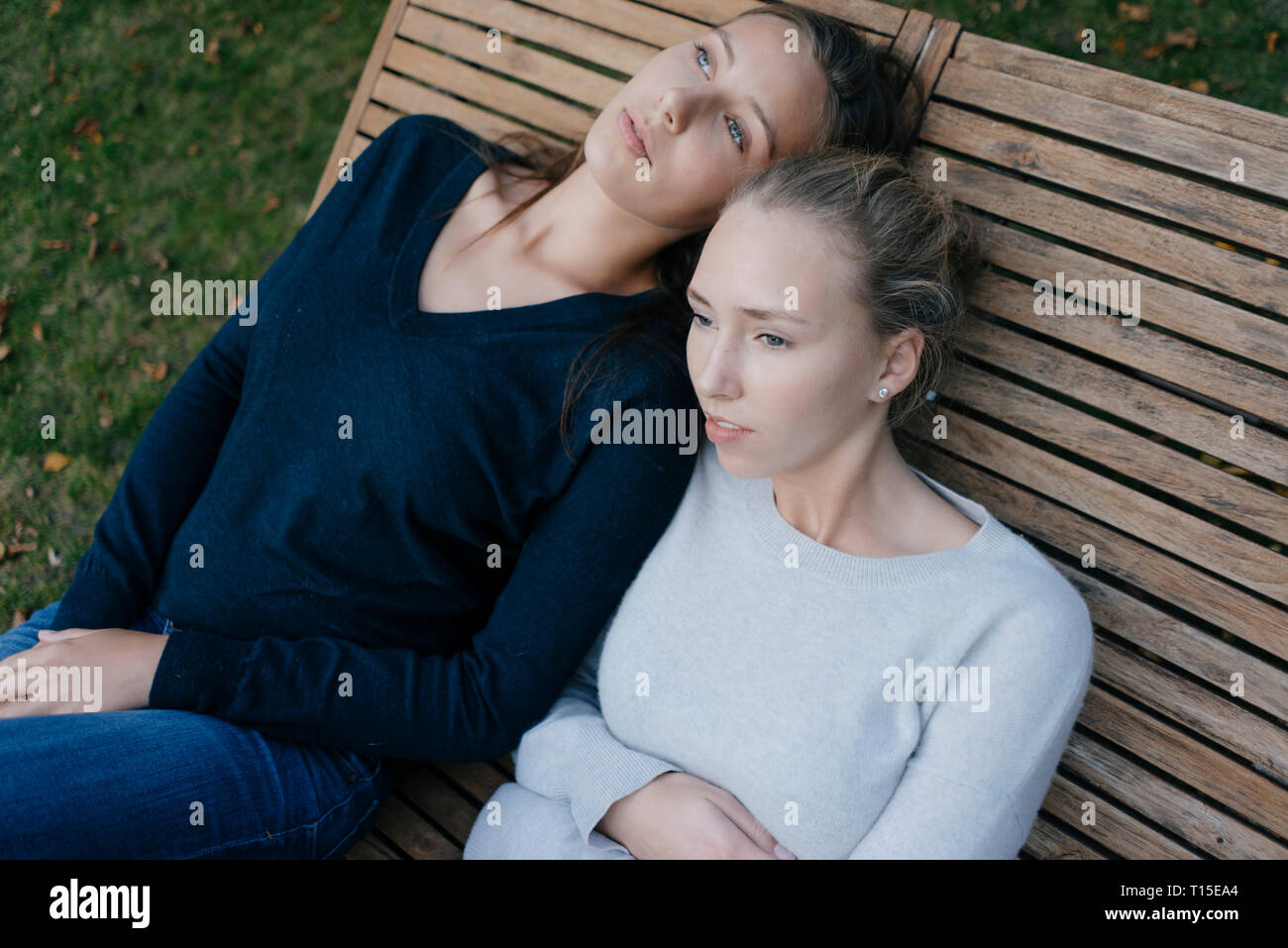 Due affettuoso premurose ragazze adolescenti in appoggio sulla sedia a sdraio Foto Stock