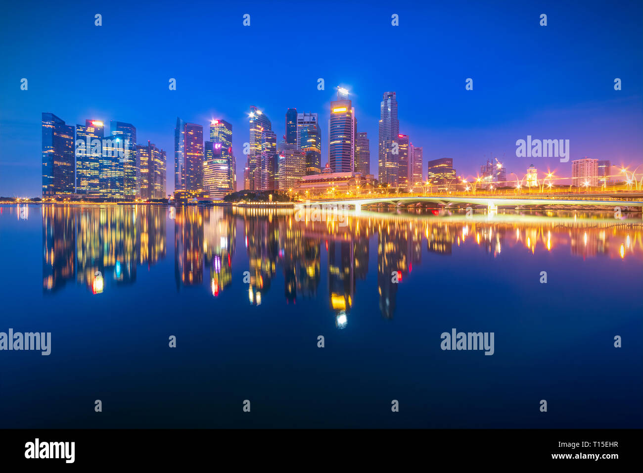 Singapore, il quartiere finanziario, edifici alti in serata Foto Stock