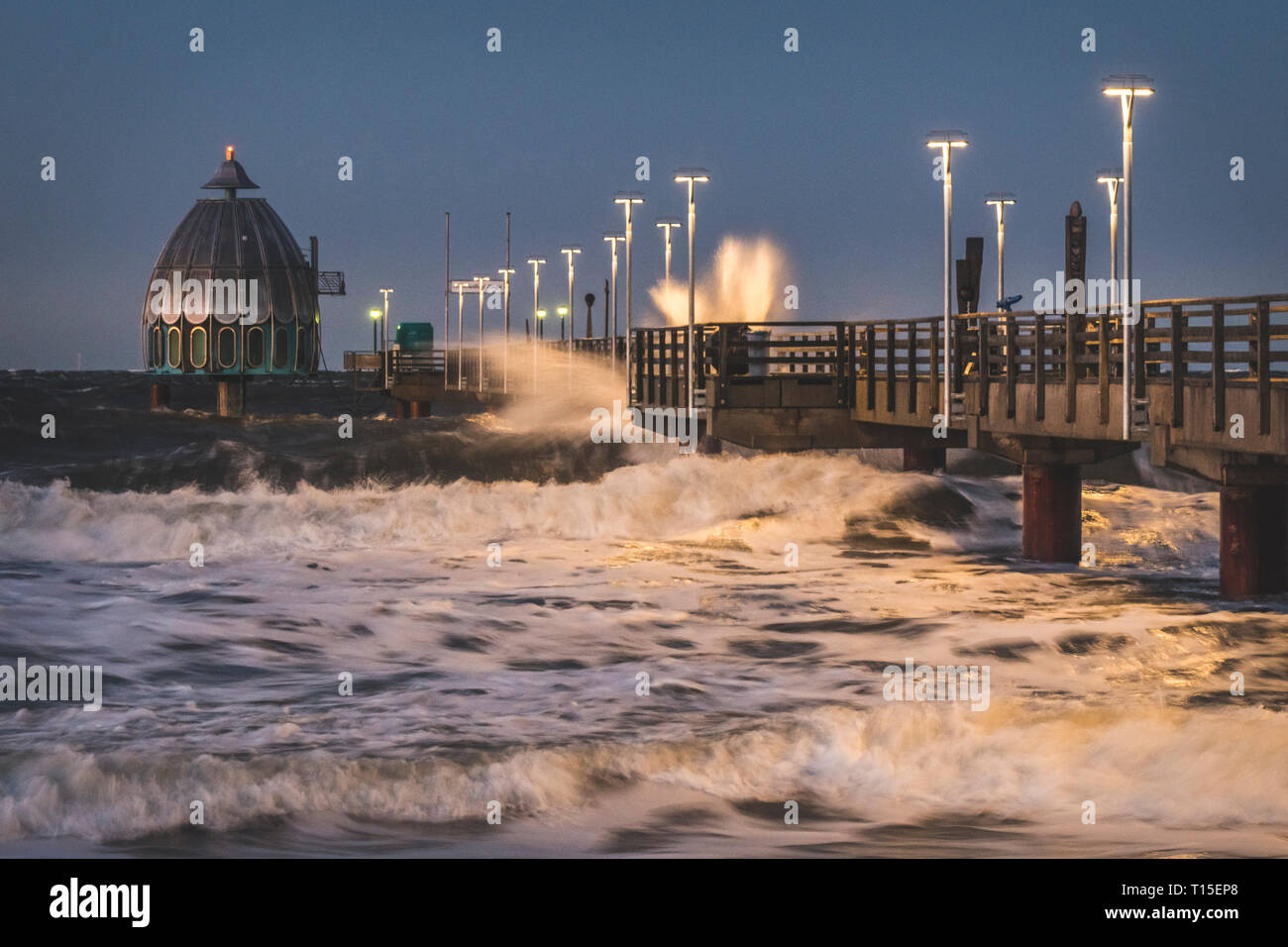Germania, Meclemburgo-Pomerania, Zingst, pier a storm Foto Stock