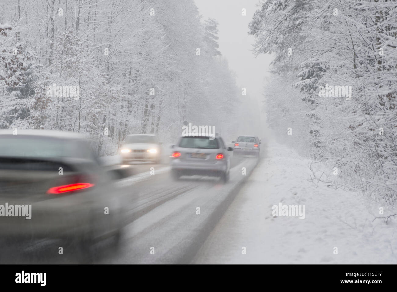 Vetture guida su strada di campagna in inverno la neve di guida Foto Stock