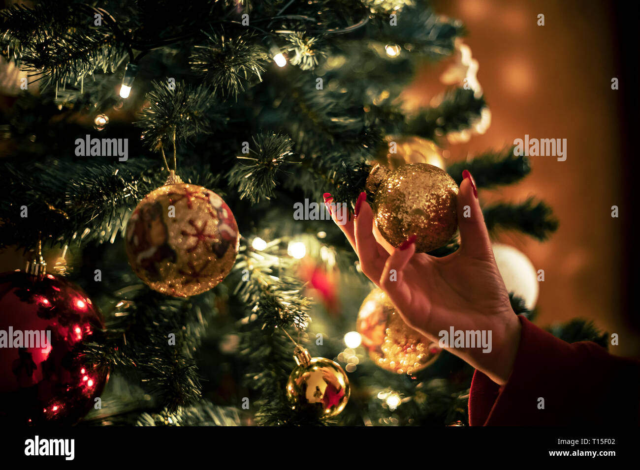 Femmina di mano azienda golden natale Pallina, close-up Foto Stock