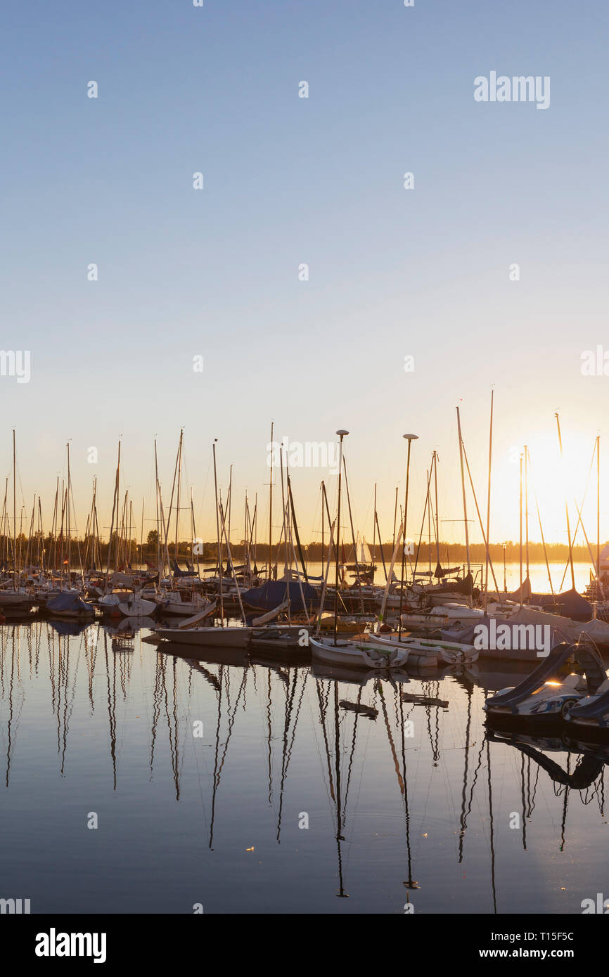 In Germania, in Sassonia, Lipsia Markkleeberg, lago Cospuden, Marina, Pier 1 al tramonto Foto Stock