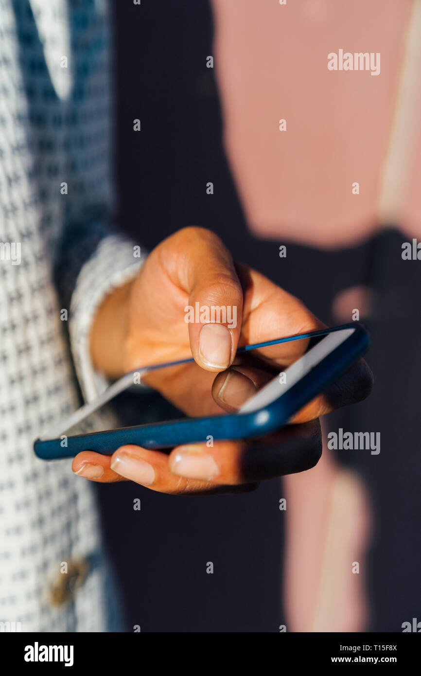 Le mani della donna che utilizza smartphone, close up Foto Stock