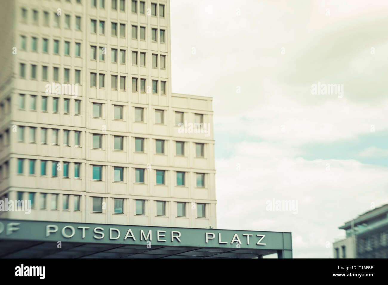 Germania, Berlino, stazione ferroviaria a Piazza Potsdam con torre di uffici in background Foto Stock