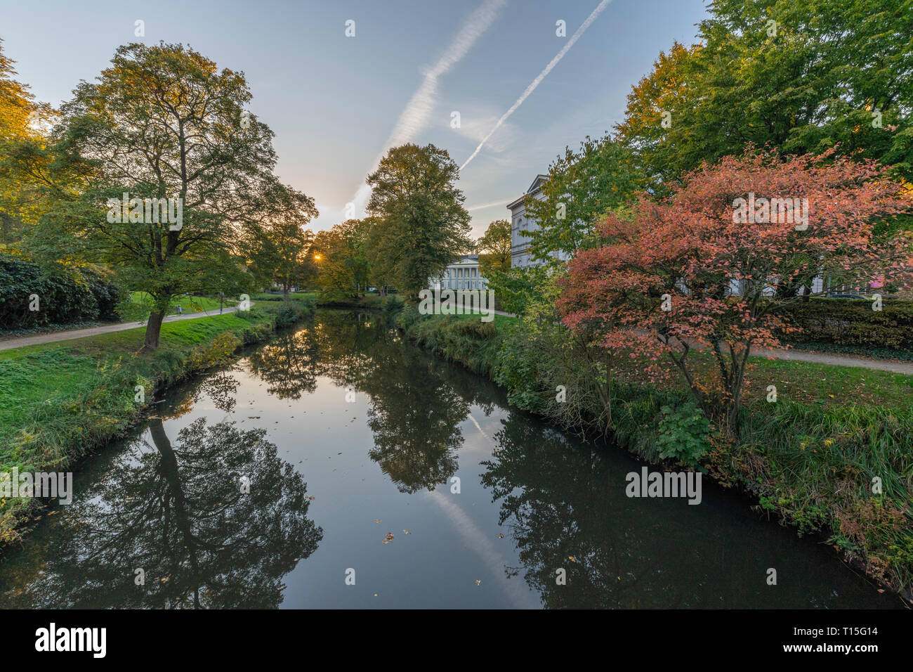 Germania, Bassa Sassonia, Oldenburg, vista sul fiume Haaren verso il sole di setting Foto Stock