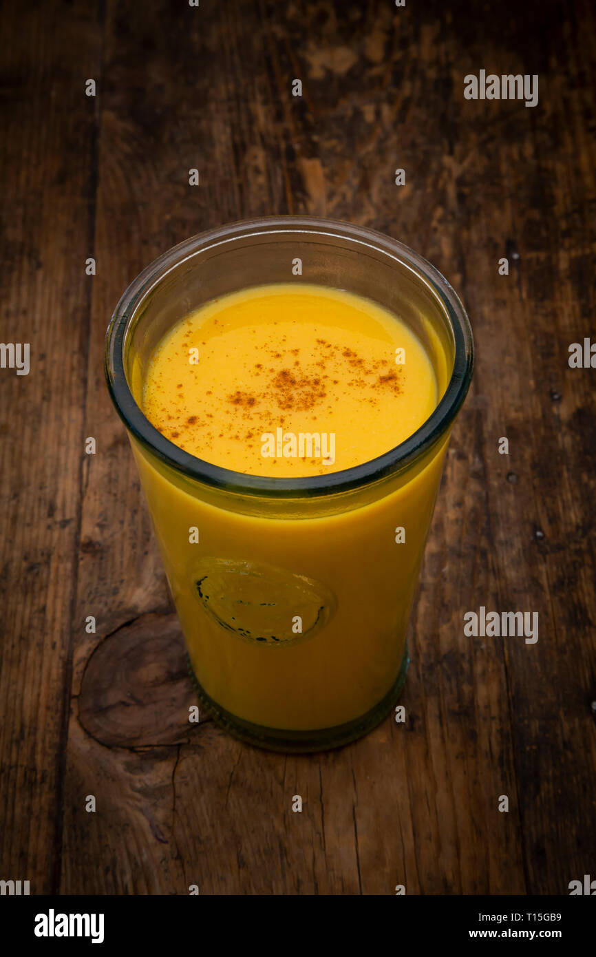 Bicchiere di Mango Lassi con curcuma Foto Stock