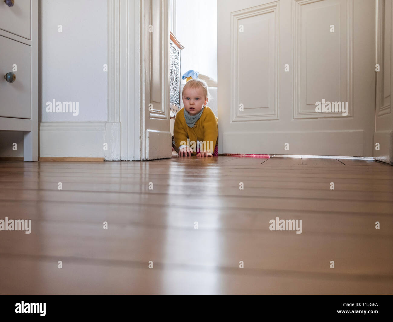 Ritratto di bambina esplorando appartamento Foto Stock