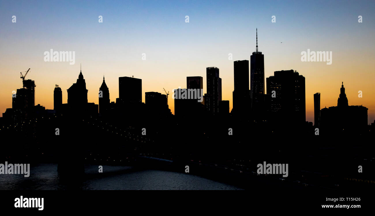 New York skyline della città la costruzione di sagome al tramonto con il colore del cielo al crepuscolo sopra Manhattan NYC Foto Stock