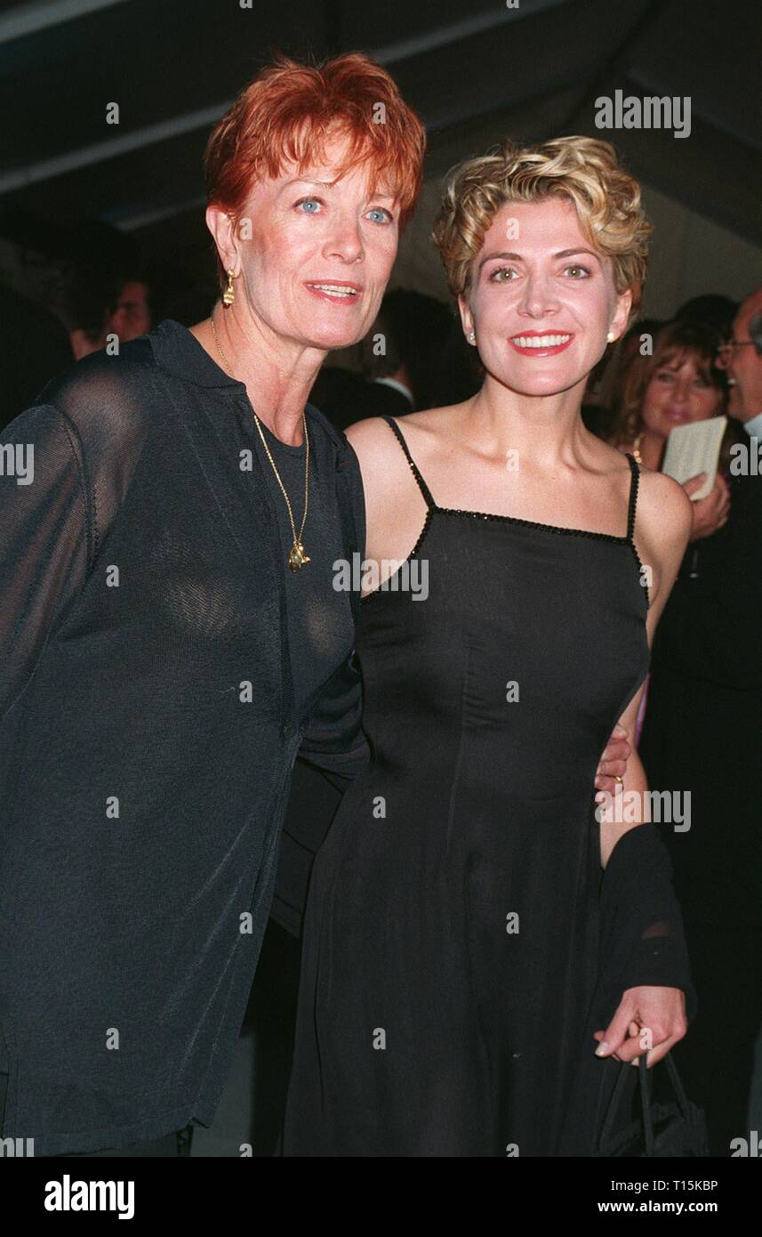 CANNES, FR. 15 maggio 1997: Vanessa Redgrave e Natasha Richardson all'amfAR Cinema Against AIDS Gala a 1997 Cannes Film Festival. Foto Stock