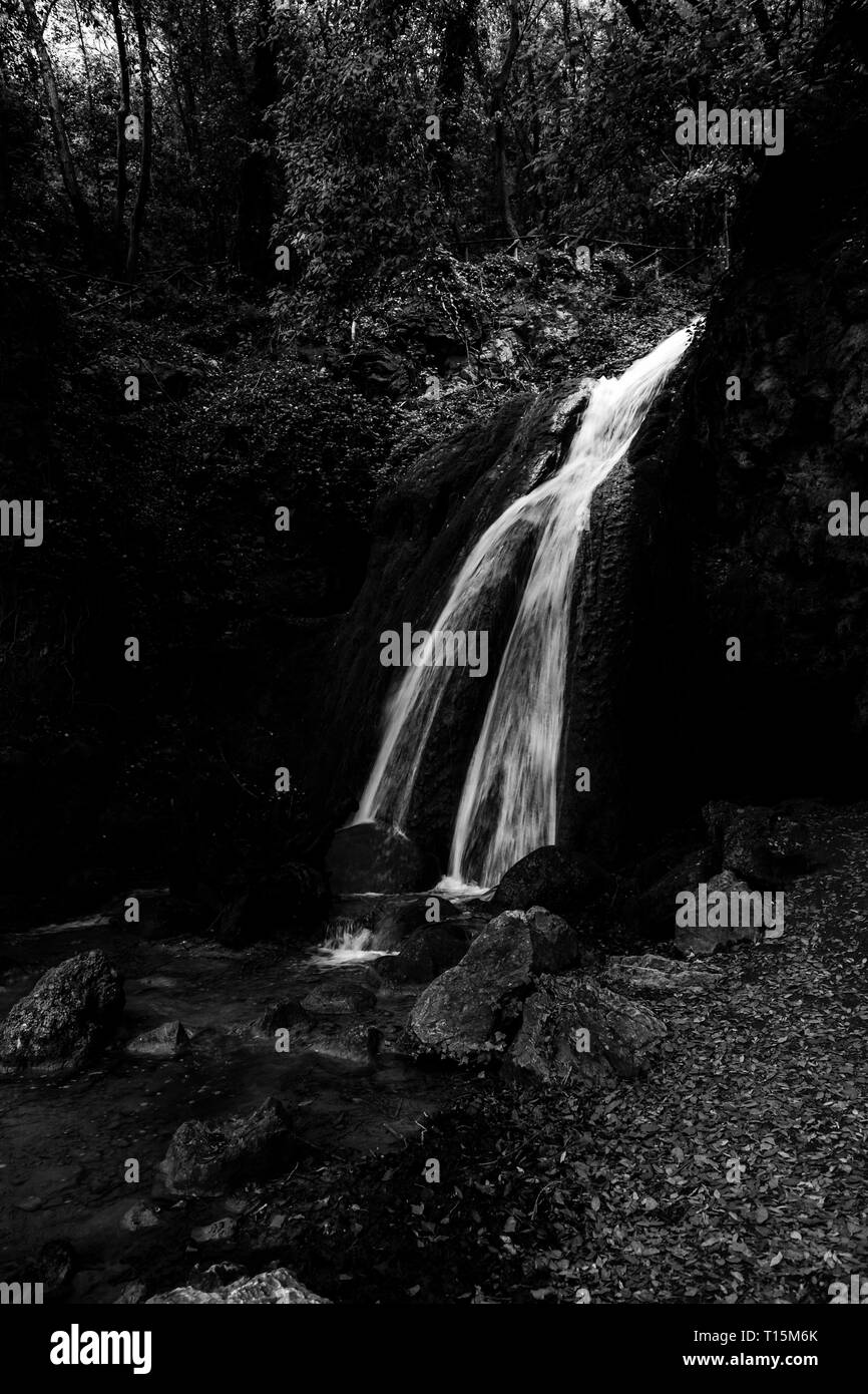 La cascata nel bosco in un pallido (Umbria, Italia) Foto Stock
