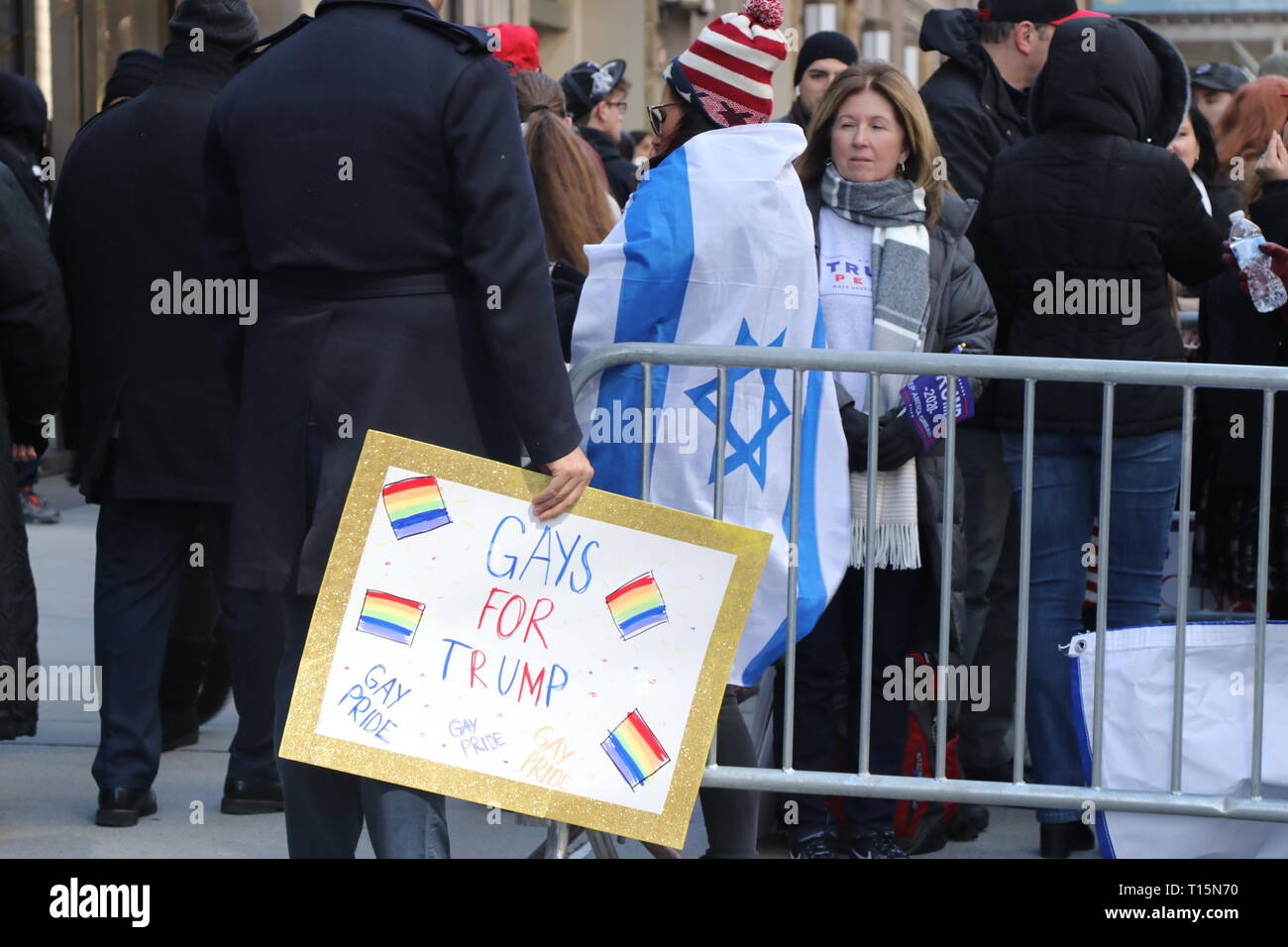 New York, NY, STATI UNITI D'AMERICA. 23rd. Mar, 2019. U.S.presidente Donald Trump's MAGA-sostenitori aderito all'ombra di Trump Tower sulla Fifth Avenue a New York City il 23 marzo 2019, a sostegno del loro leader. Passanti e on-guardato ha commentato che dal confronto, il rally è stato uno degli eventi più piccoli in Trump-ser, attraendo due oltre cento morti-hard sostenitori. © 2019 G. Ronald Lopez/DigiPixsAgain.us/Alamy Live News Foto Stock