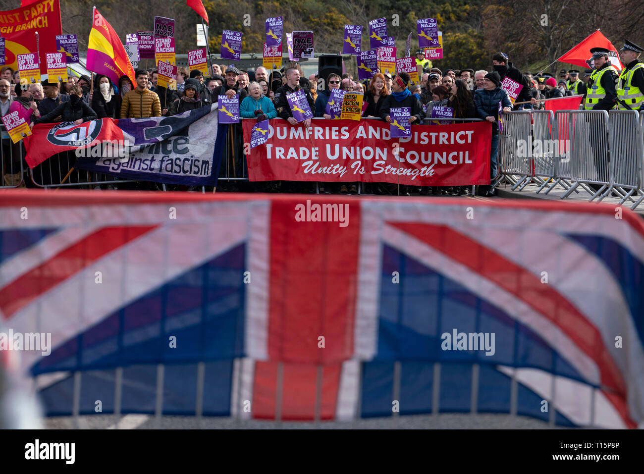 Edimburgo, Scozia, Regno Unito. 23 Mar, 2019. Marzo il parlamento scozzese di Edimburgo dal lontano a destra della difesa scozzese League (SDL) è stata soddisfatta da un contatore di dimostrazione da vari ala sinistra gruppi come unire le forze contro il fascismo, mussola associazione femminile e Edinburgh Antifa. Una pesante la presenza della polizia era in vigore e SDL sono stati strettamente scortato da e per la stazione di Waverley. Credito: Iain Masterton/Alamy Live News Foto Stock