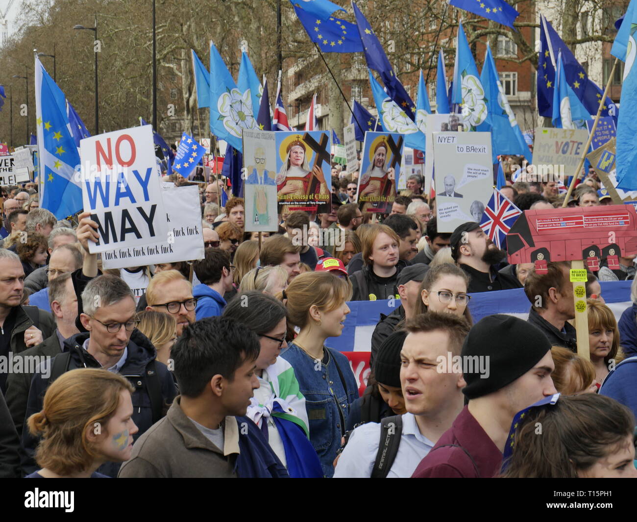 Londra, Inghilterra. 23 marzo, 2019. Migliaia di persone da marzo a Westminster per chiedere un secondo referendum sulla necessità o meno che la Gran Bretagna dovrebbe lasciare l'UE. Credito: Anna Stowe/Alamy Live News Foto Stock