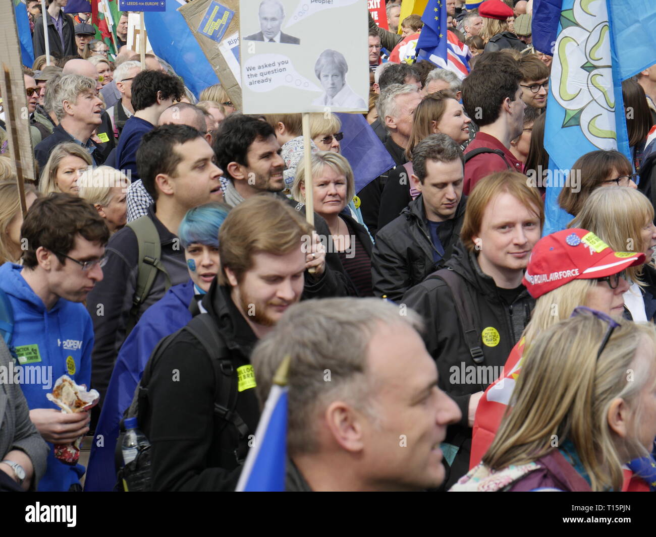 Londra, Inghilterra. 23 marzo, 2019. Migliaia di persone da marzo a Westminster per chiedere un secondo referendum sulla necessità o meno che la Gran Bretagna dovrebbe lasciare l'UE. Credito: Anna Stowe/Alamy Live News Foto Stock