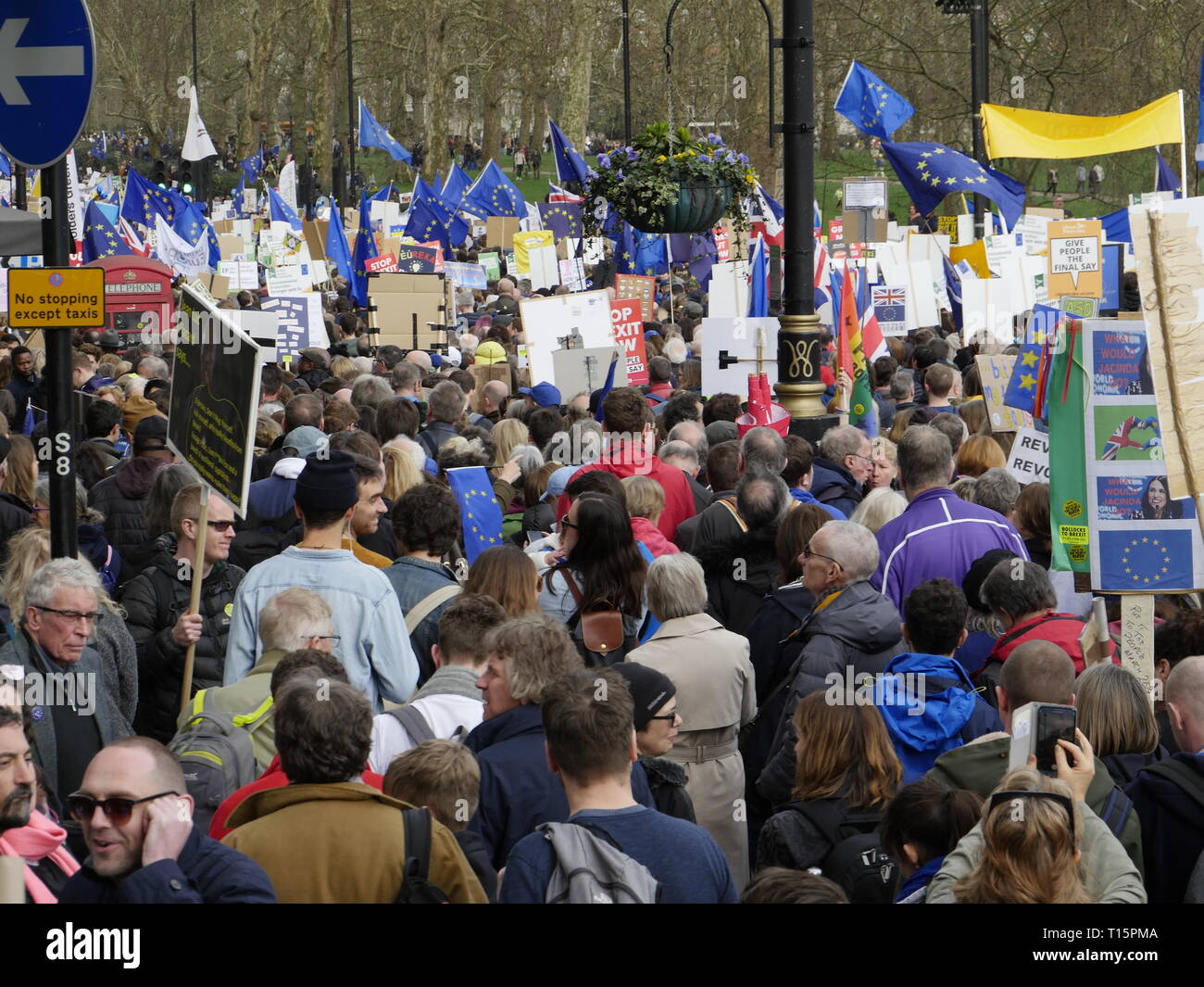 Londra, Inghilterra. 23 marzo, 2019. Migliaia di persone da marzo a Westminster per chiedere un secondo referendum sulla necessità o meno che la Gran Bretagna dovrebbe lasciare l'UE. Credito: Anna Stowe/Alamy Live News Foto Stock