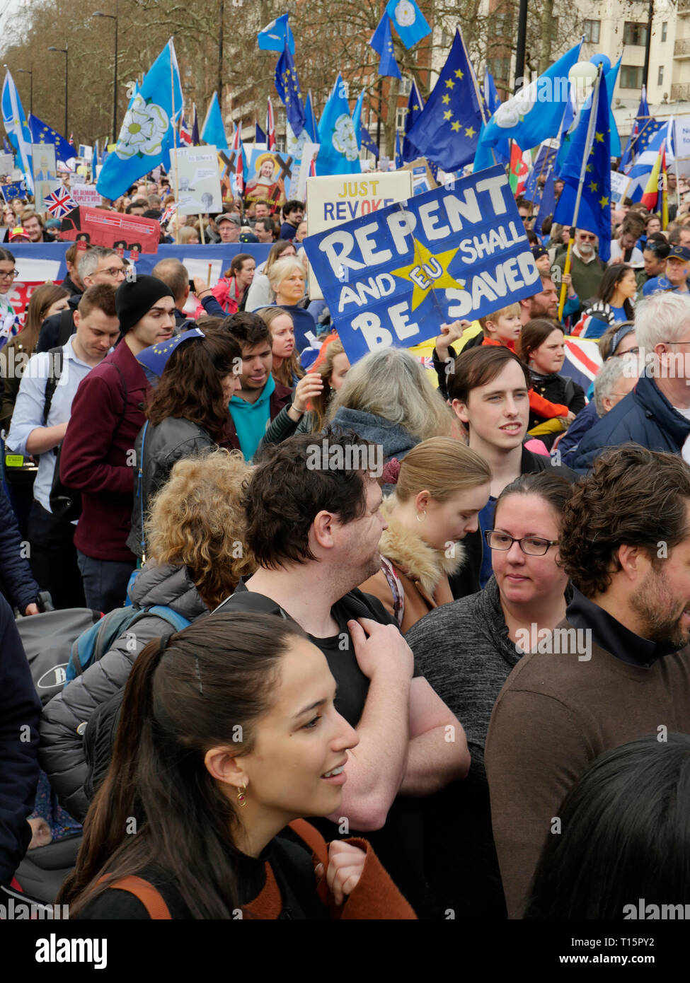 Londra, Inghilterra. 23 marzo, 2019. Migliaia di persone da marzo a Westminster per chiedere un secondo referendum sulla necessità o meno che la Gran Bretagna dovrebbe lasciare l'UE. Credito: Anna Stowe/Alamy Live News Foto Stock
