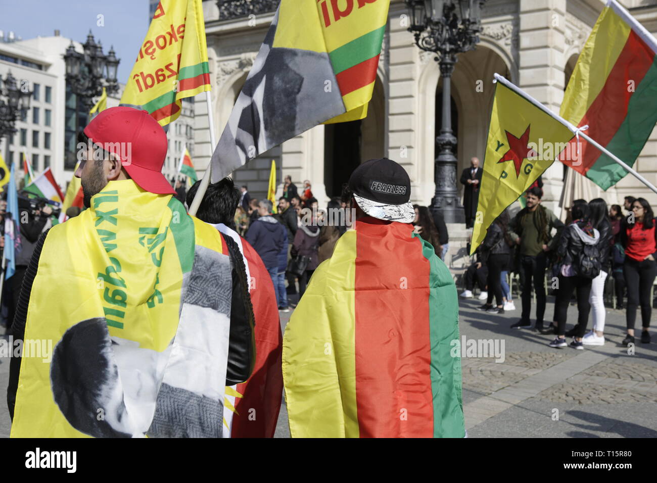 Francoforte, Germania. Il 23 marzo 2019. Curdi partecipare nel mese di marzo con le bandiere sulle loro spalle. Parecchie migliaia di curdi hanno marciato attraverso Francoforte, per festeggiare Nawroz, il curdo nuova edizione del festival. Essa è stata la celebrazione centrale per la Germania e si è svolta sotto il motto "Free Abdullah Ocalan", il leader del PKK (Partito dei Lavoratori del Kurdistan). Foto Stock