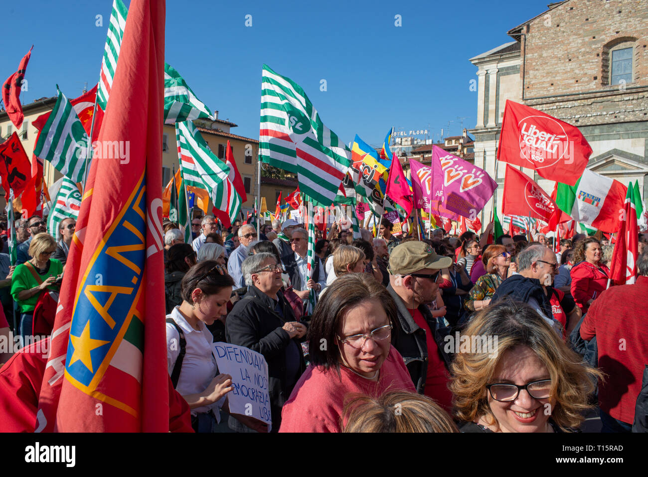 Prato, Italia. 23 marzo, 2019. Folla in anti-fascista contro-dimostrazione della sinistra italiana le forze contro la manifestazione organizzata da Forza Nuova a Prato, Italia. Credito: Mario Carovani/Alamy Live News Foto Stock