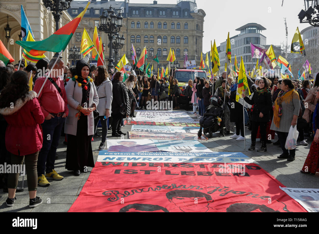 Francoforte, Germania. Il 23 marzo 2019. I banner sono sdraiata sul pavimento, precedendo di marzo. Parecchie migliaia di curdi hanno marciato attraverso Francoforte, per festeggiare Nawroz, il curdo nuova edizione del festival. Essa è stata la celebrazione centrale per la Germania e si è svolta sotto il motto "Free Abdullah Ocalan", il leader del PKK (Partito dei Lavoratori del Kurdistan). Foto Stock