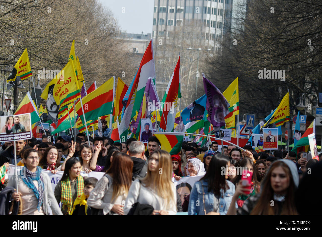 Francoforte, Germania. Il 23 marzo 2019. Manifestanti marzo con bandiere curda, bandiere di Rojava (Siriano Kurdistan) e YPG e YPF bandiere alla protesta. Parecchie migliaia di curdi hanno marciato attraverso Francoforte, per festeggiare Nawroz, il curdo nuova edizione del festival. Essa è stata la celebrazione centrale per la Germania e si è svolta sotto il motto "Free Abdullah Ocalan", il leader del PKK (Partito dei Lavoratori del Kurdistan). Foto Stock