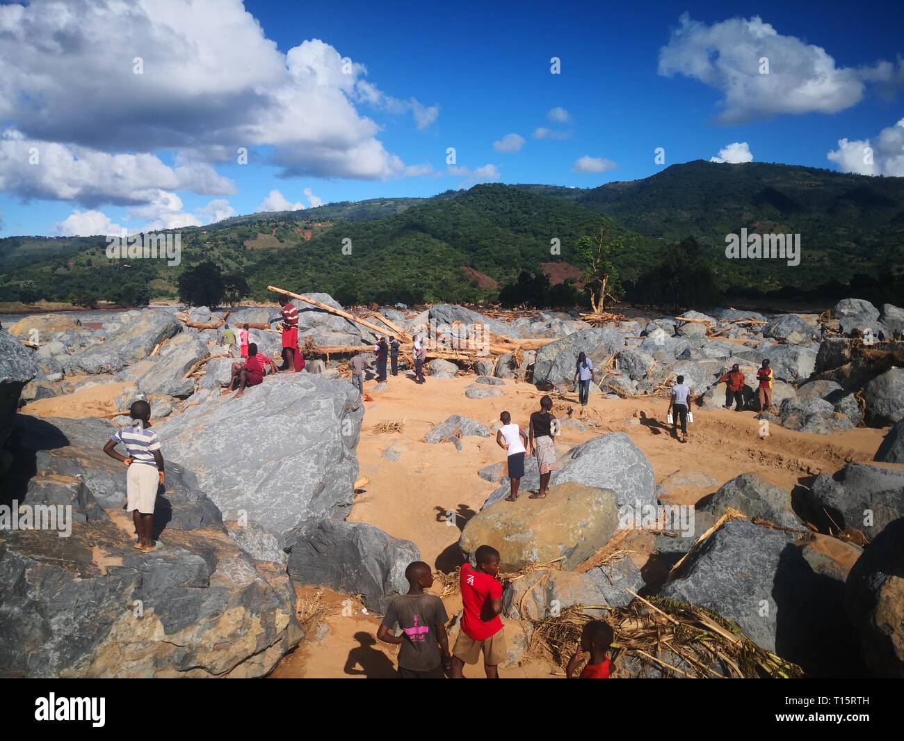 Manicaland, Zimbabwe. 23 Mar, 2019. Ricerca di persone per i corpi delle vittime in un villaggio inghiottito da una frana provocata dal ciclone Idai in Rusitu, Manicaland Province, Zimbabwe, Marzo 21, 2019. Lo Zimbabwe ha cominciato due giorni di lutto nazionale sabato in ricordo delle vittime del ciclone Idai che ha indotto le inondazioni devastano il orientali e meridionali del paese lo scorso fine settimana. L'Unità di Protezione Civile ha detto che come di notte di Venerdì, il tributo di morte pagato Idai nello Zimbabwe era salito a 154 con 187 ancora mancante. Credito: Xinhua/Alamy Live News Foto Stock