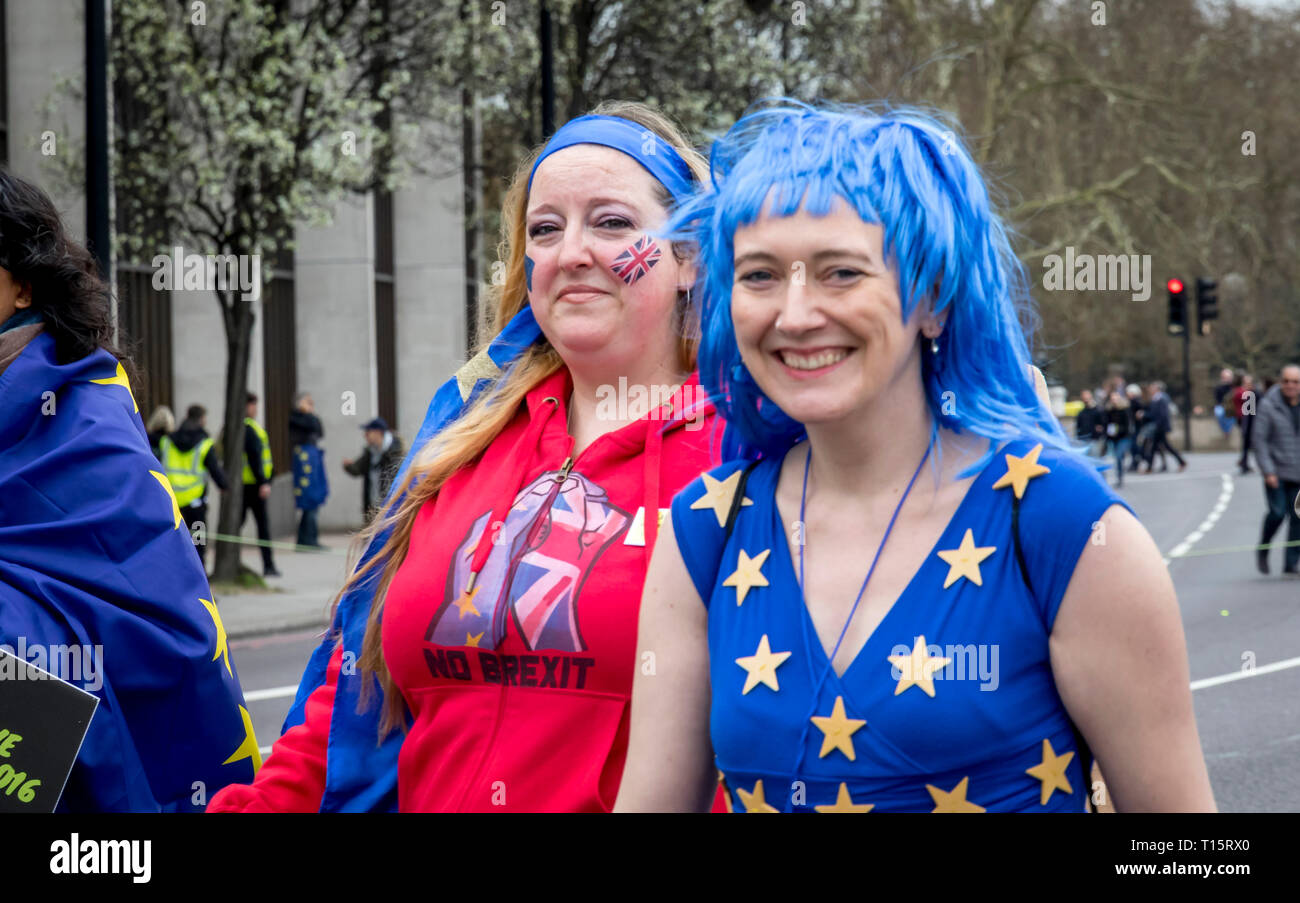 Westminster, Londra, Regno Unito. Il 23 marzo 2019. I popoli marzo. Migliaia di persone si riuniscono a Londra per chiedere una votazione dei popoli sulla decisione finale come troppo se o come il Regno Unito lascia l'Unione europea. I dimostranti comprendente un certo numero di leader politici e celebrità hanno marciato da Marble Arch a piazza del Parlamento i giardini di fronte al Palazzo di Westminster dove le folle sono indirizzate da un certo numero di personalità di spicco. Credito: Newspics Regno Unito Sud/Alamy Live News Foto Stock