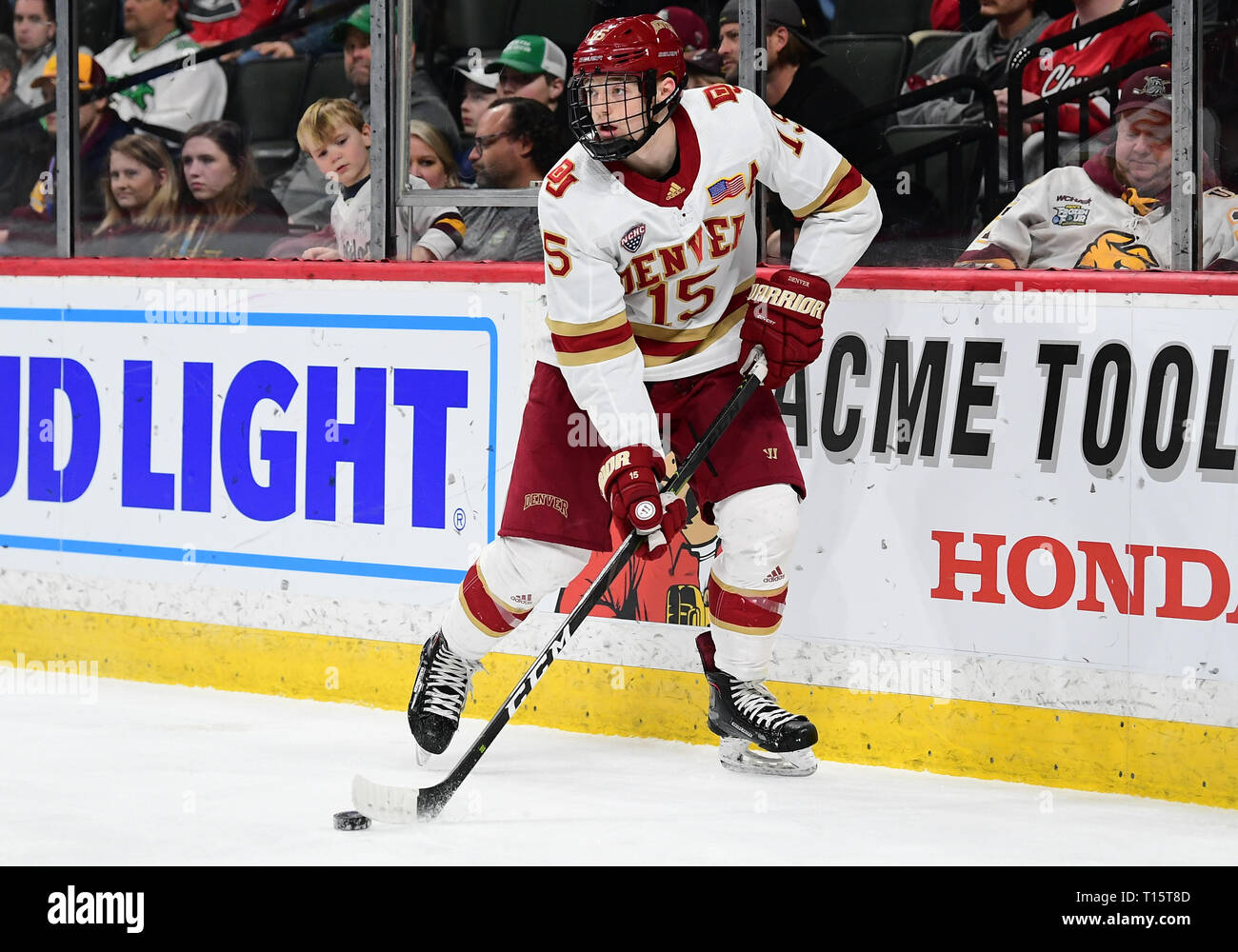 Marzo 23, 2019 Denver pionieri defenceman Ian Mitchell (15) sake con il puck durante il NCHC congelati Faceoff terzo posto gioco tra il Colorado College Le tigri e i pionieri di Denver all'Xcel Energy Center, St. Paul, MN. Foto di Russell Hons/CSM Foto Stock