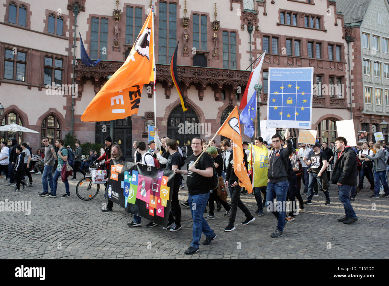 Francoforte, Germania. Il 23 marzo 2019. Manifestanti marzo con segni attraverso Francoforte. Più di 15.000 manifestanti hanno marciato attraverso Francoforte chiamando per Internet per rimanere liberi e a non passare la nuova direttiva sul diritto d'autore in legge. La protesta era parte di una Germania ampia Giornata di protesta contro la direttiva UE. Foto Stock