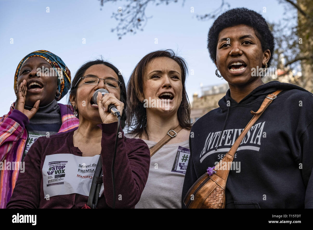 Barcellona, in Catalogna, Spagna. 23 Mar, 2019. Un gruppo di donne si sono visti gridando slogan durante la dimostrazione.Migliaia di persone hanno marciato in Barcellona contro il fascismo e il razzismo. Supportato da circa 200 organizzazioni sociali, sindacati e partiti, incorniciato nella Giornata internazionale contro il razzismo, la protesta è stata focalizzata principalmente contro il nuovo partito di spagnolo ala destra VOX già con la rappresentanza parlamentare. Credito: Paco Freire SOPA/images/ZUMA filo/Alamy Live News Foto Stock