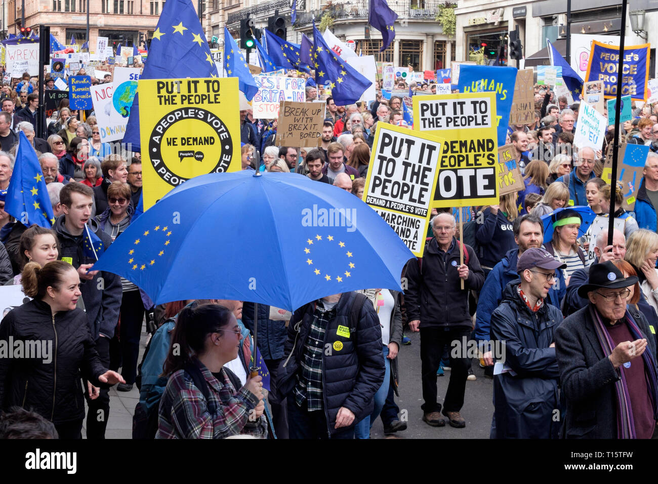 Londra, Regno Unito. Il 23 marzo 2019. Centinaia di migliaia di persone in corteo attraverso il centro di Londra chiedono una seconda votazione sul Regno Unito l'adesione all'Unione europea. Credito: mark phillips/Alamy Live News Foto Stock