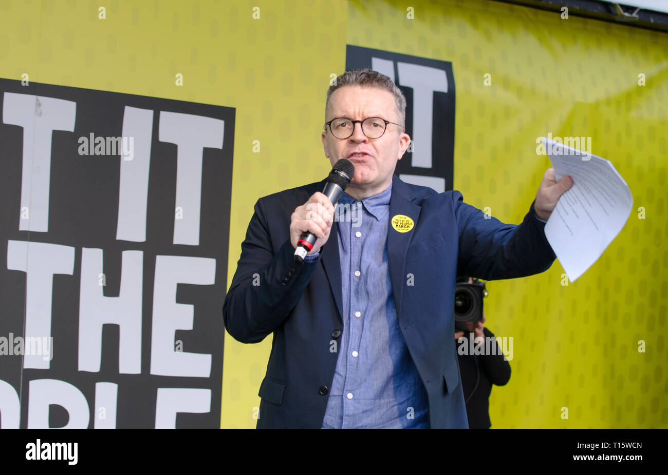 Londra, Regno Unito. 23 Mar, 2019. Tom Watson MP, vice leader del partito laburista che parla al voto popolare Marzo e rally, 'metterlo al popolo." La piazza del Parlamento di Londra. Credito: Prixpics/Alamy Live News Foto Stock