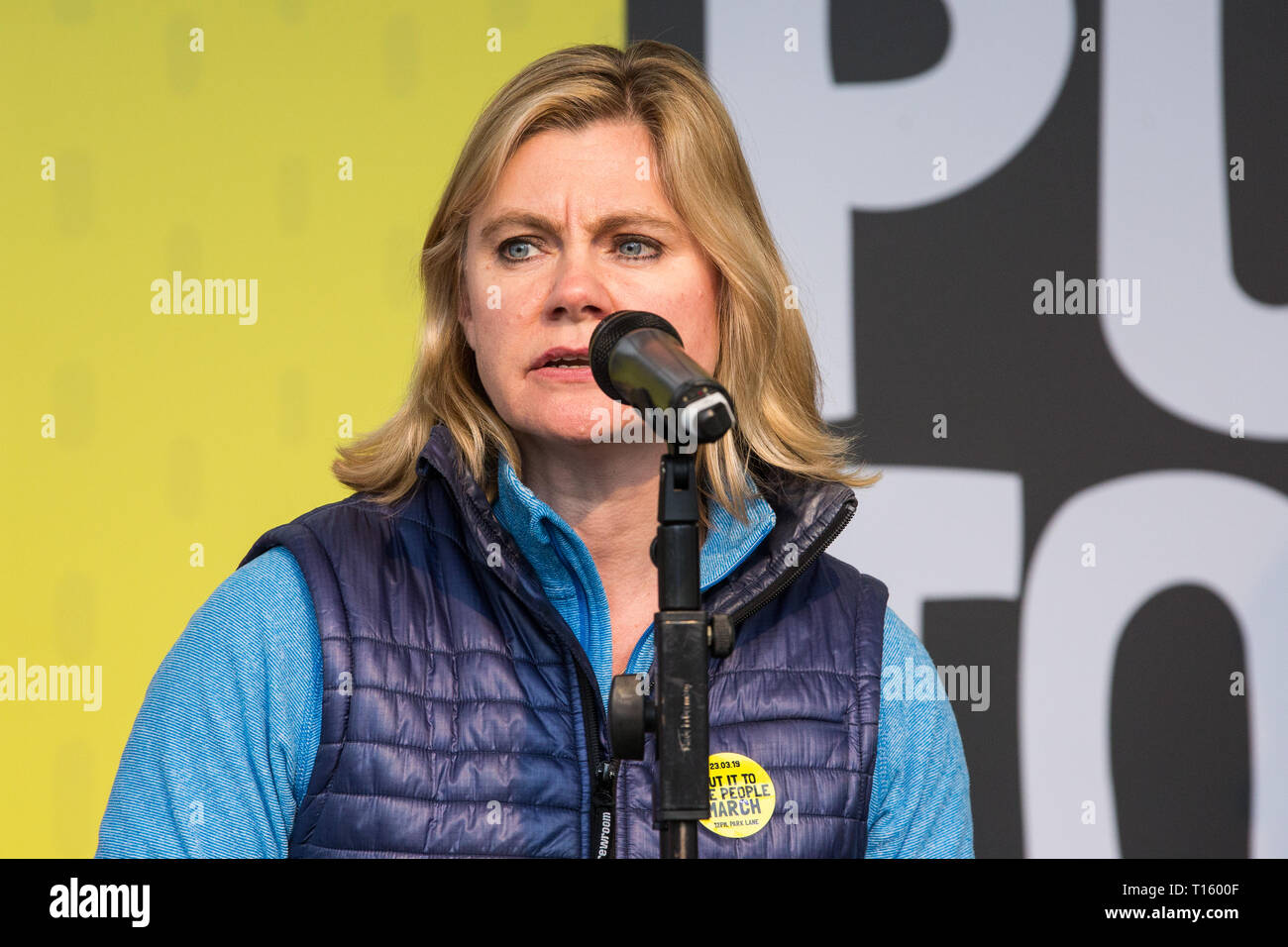 Londra, Regno Unito. 23 marzo, 2019. Justine Greening, conservatori MP per Putney, indirizzi di un milione di persone che prendono parte ad un voto popolare rally in piazza del Parlamento a seguito di una marcia da Park Lane. Credito: Mark Kerrison/Alamy Live News Foto Stock