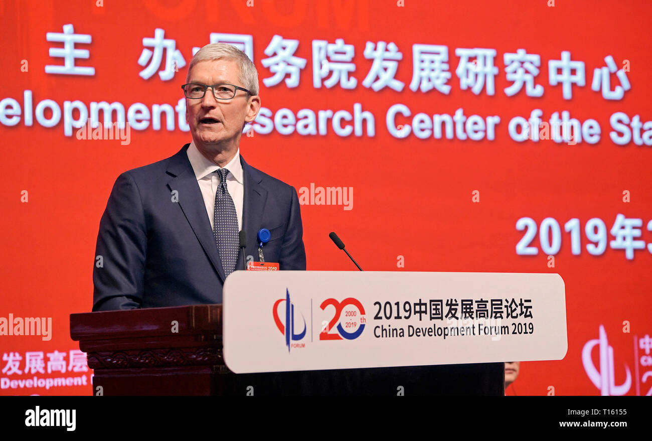 (190324) -- Pechino, 24 marzo 2019 (Xinhua) -- Apple CEO Tim Cook parla al Vertice economico della Cina Development Forum 2019 a Pechino, capitale della Cina, 23 marzo 2019. La tre giorni di China Development Forum che ha dato dei calci a fuori sabato, si concentrerà su questioni chiave quali il versante della riforma strutturale, nuove misure proattive di politica fiscale, e l'apertura del settore finanziario e la stabilità finanziaria. Più di 50 dipendenti dal governo centrale cinese i servizi e oltre 150 delegati all'estero parteciperà al forum, compresi 96 dirigenti dal mondo Foto Stock
