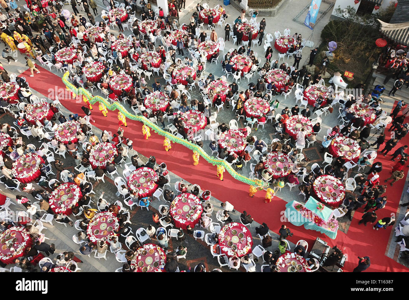Huai'an, Cina. 23 Mar, 2019. Foto aerea adottate il 23 marzo 2019 mostra la gente che ottiene insieme per degustare i piatti fatti di Luosi, una sorta di fiume lumaca, durante una festa che si tiene in Jiangba township di Hongze distretto di Huai'an City, est della Cina. Piatti di Luosi sono solitamente venduti presso bancarelle in Cina. Credit: Wan Zhen/Xinhua/Alamy Live News Foto Stock