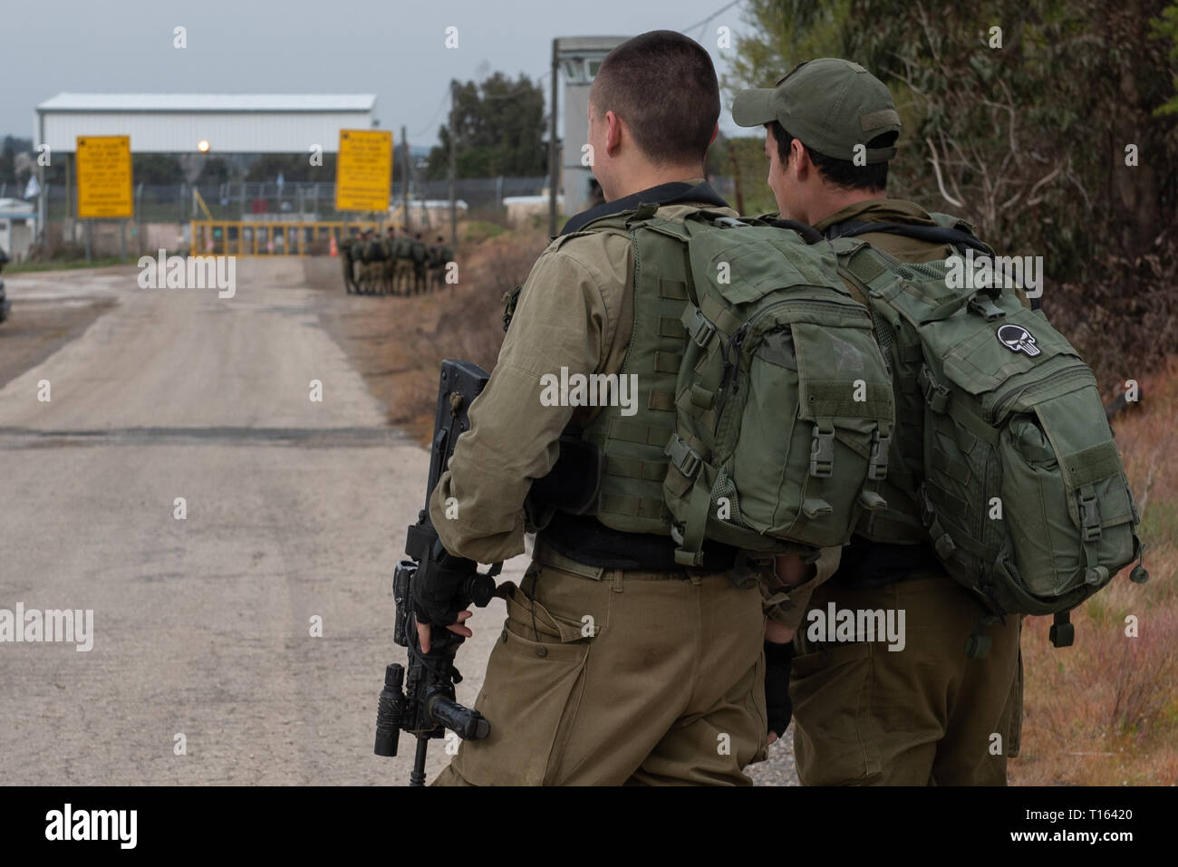 Alture del Golan. 23 Mar, 2019. Soldati israeliani preparare al Quneitra attraversamento dell'Israeliano-occupato Golan, il 23 marzo 2019, come le dimostrazioni sono previste sul lato siriano per protestare contro la recente commento da parte degli Stati Uniti Presidente Donald Trump riguardo a Israele la sovranità israeliane occupata Golan. Credito: JINI/Ayal Margolin/Xinhua/Alamy Live News Foto Stock