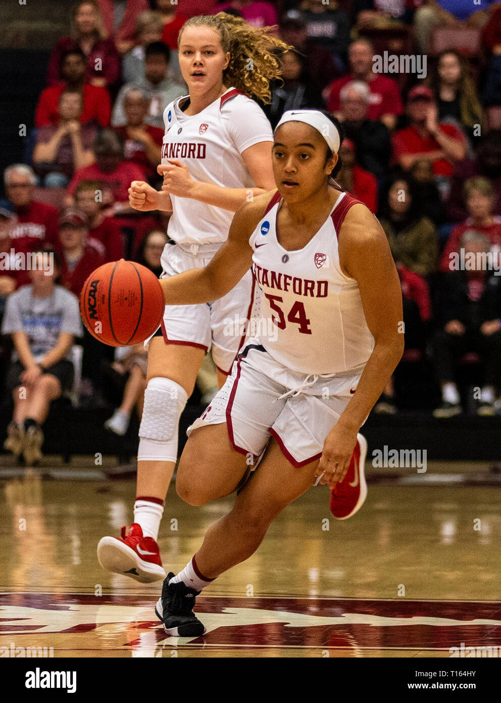 Stanford, CA, Stati Uniti d'America. 23 Mar, 2019. A. Stanford guard Jenna marrone (54) porta la palla in alto tribunale durante il NCAA donna basket prima e seconda manche gioco 2 tra UC Davis Aggies e Stanford Cardinale 79-54 win at Maple Pavilion Stanford, CA. Thurman James/CSM/Alamy Live News Foto Stock