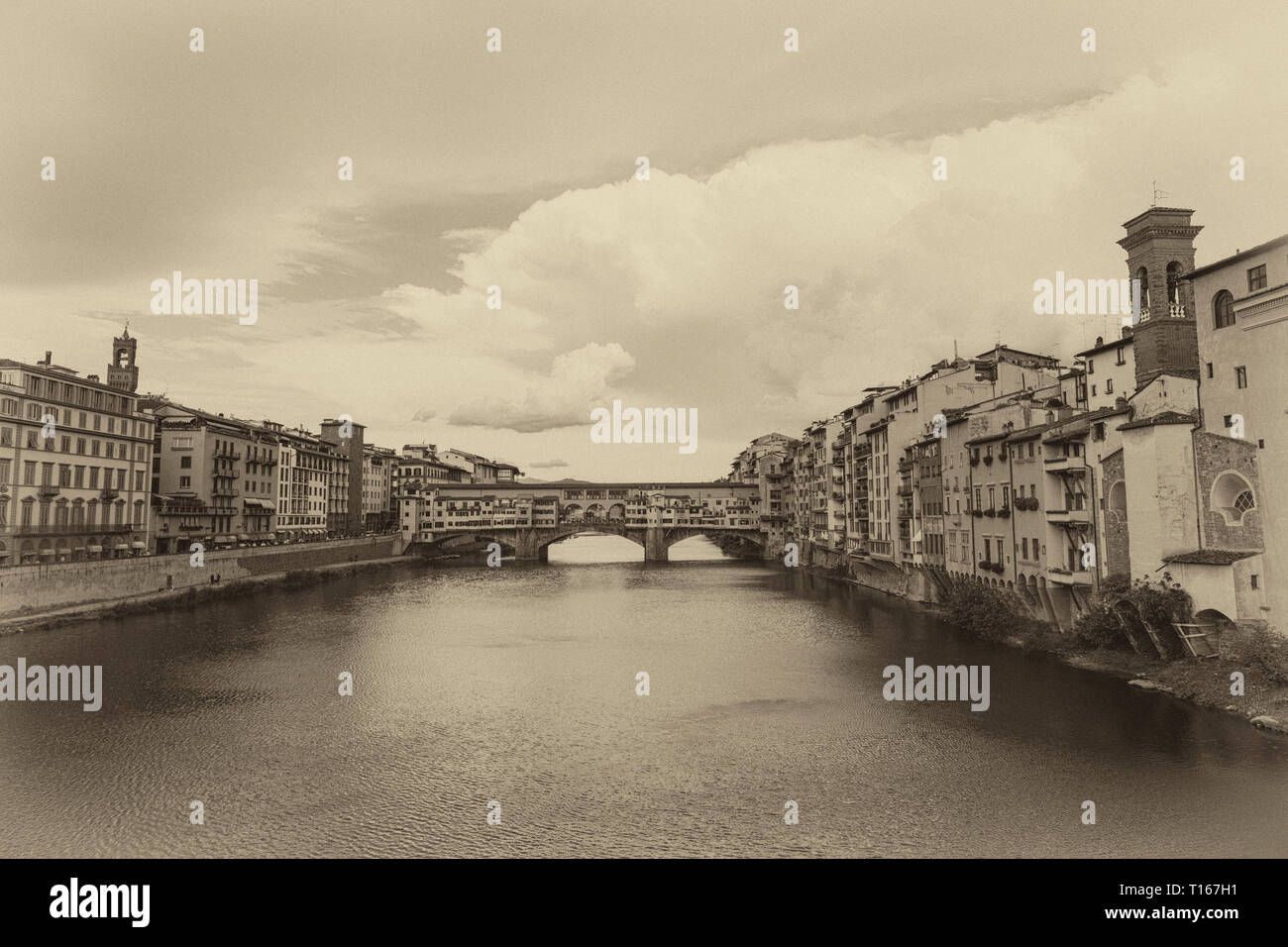 Il Ponte Vecchio, una pietra medievali chiuso-spandrel arco ponte sopra il fiume Arno a Firenze, nota per aventi ancora negozi costruiti Foto Stock