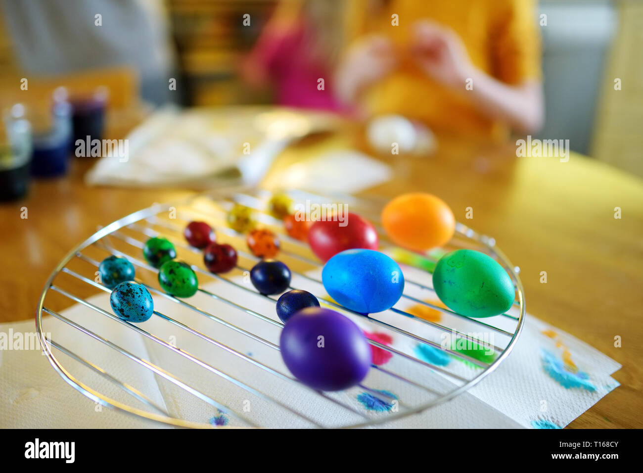 Un sacco di colorate uova di Pasqua a rack di asciugatura. La pittura delle uova colorate per la Pasqua caccia. Ottenere pronto per la festa di Pasqua. Le tradizioni familiari. Foto Stock
