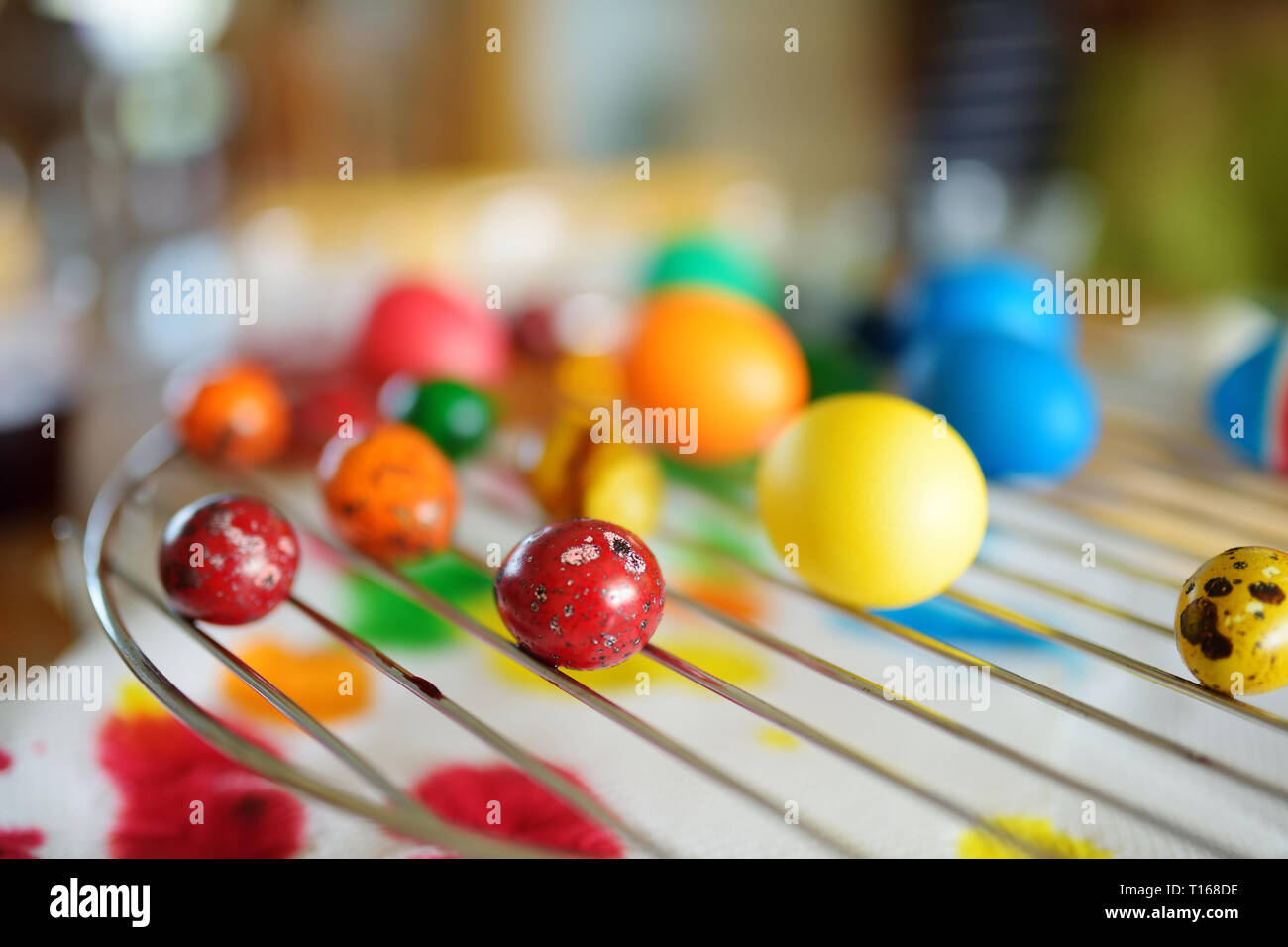 Un sacco di colorate uova di Pasqua a rack di asciugatura. La pittura delle uova colorate per la Pasqua caccia. Ottenere pronto per la festa di Pasqua. Le tradizioni familiari. Foto Stock