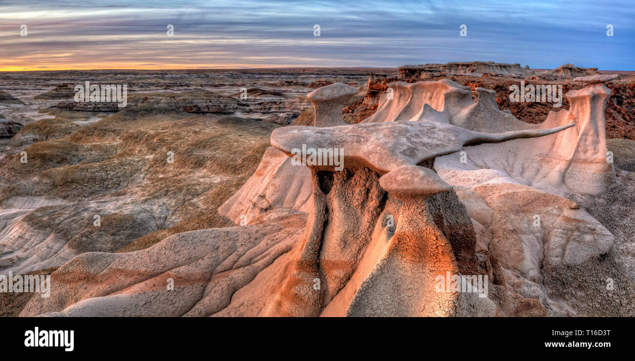 Alien ala di pietra hoodoos agsainst un pastello tramonto nel BIsit/De-Na-Zin WIlderness nel Nuovo Messico. Foto Stock