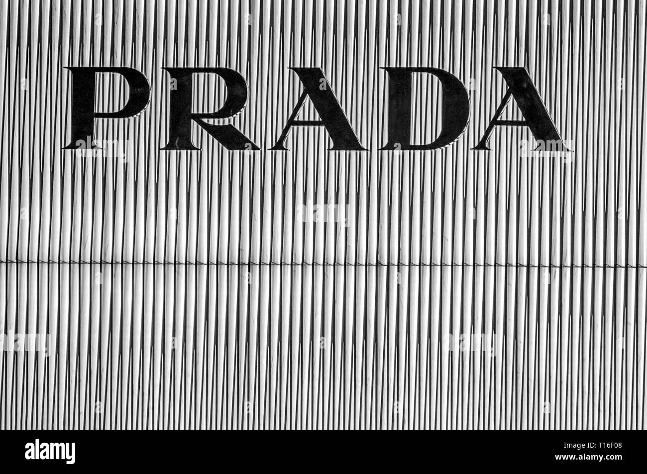 Pechino Cina 23.02.2019 - Prada logo del negozio di lusso centro dello shopping nel cuore della città Foto Stock